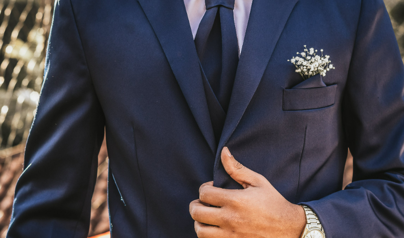 What color tie with navy suit