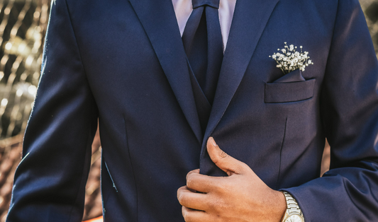 What color tie with navy suit