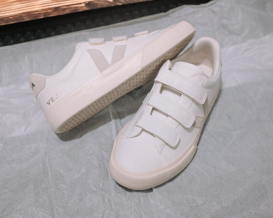 How do you lace Veja sneakers?